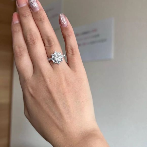 TRADED                               Moissanite Luxury Sun Flower Ring 2.0 Carat - Picture 1 of 9